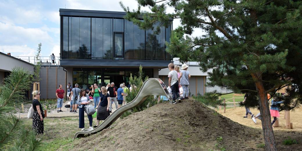 Herní prvky před Domem přírody Hodonínské Dúbravy si děti hned oblíbily.