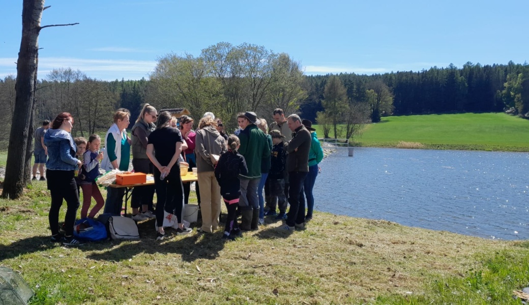 Návštěvníci u rybníka.