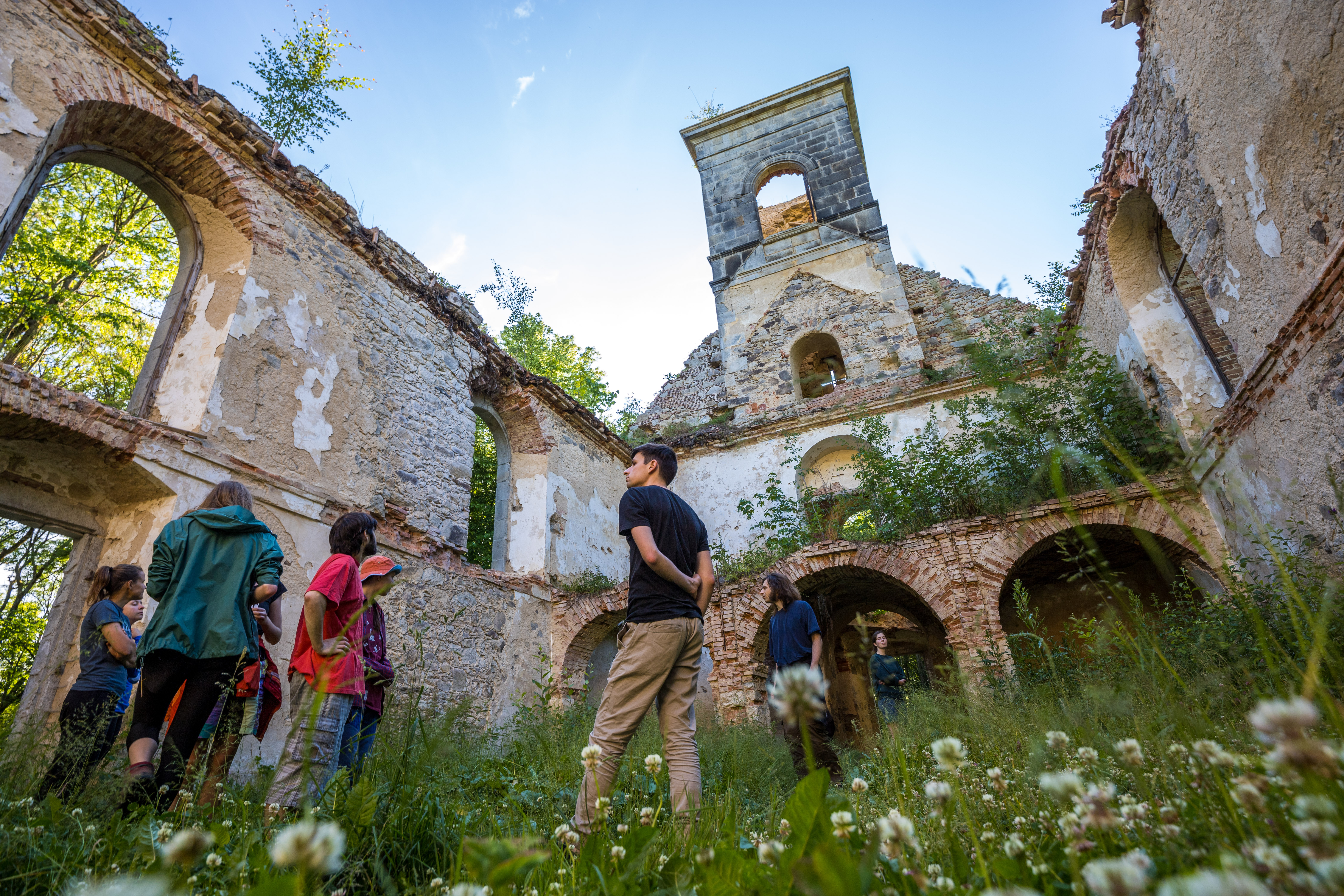 ruiny kostela Sv. Apoleny a návštěvníci