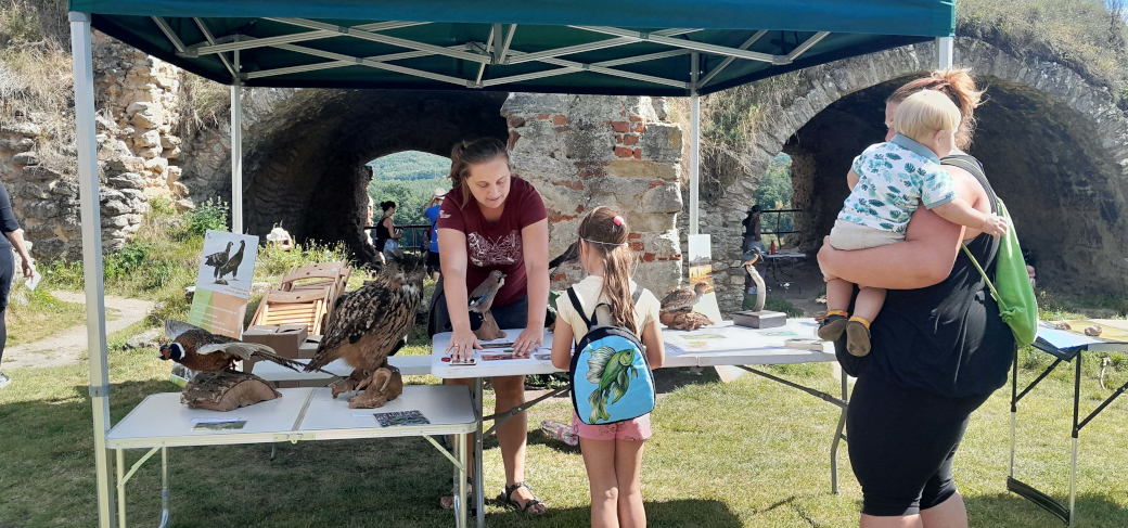 Propagační stánek na akci Na křídlech ptačích v areálu zříceniny Zvířetice.