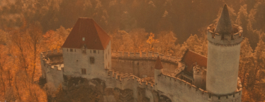 Pohled z ptačí perspektivy na hrad Kokořín.